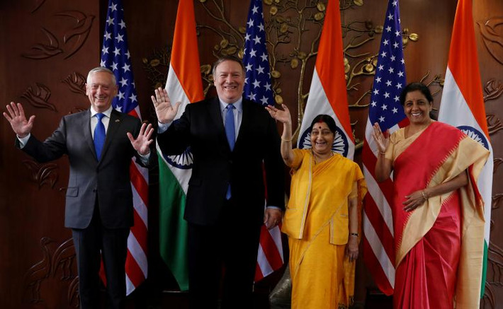 Bộ trưởng Quốc phòng James Mattis và Ngoại trưởng Mike Pompeo chụp ảnh cùng Ngoại trưởng Ấn Độ Sushma Swaraj và Bộ trưởng Quốc phòng Ấn Độ Nirmala Sitharaman trước khi bắt đầu cuộc họp ở thủ đô New Delhi, Ấn Độ, ngày 6/9/2018.