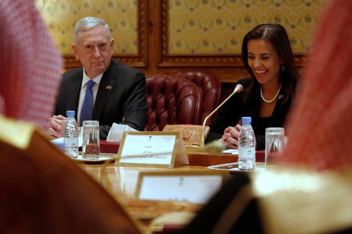 Bộ trưởng Quốc phòng Mattis trong cuộc họp với Thái tử kế vị kiêm Bộ trưởng Quốc phòng Saudi Arabia Mohammed bin Salman tại trụ sở Bộ Quốc phòng ở Riyadh, Saudi Arabia, ngày 19/4/2017.