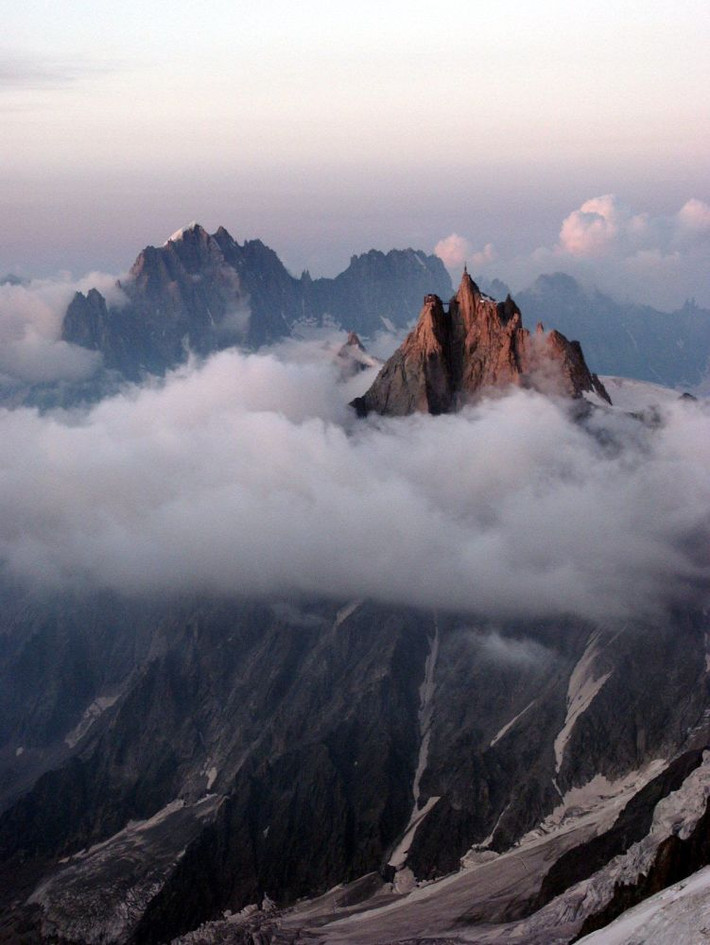 Nhà hàng Le 3842 nằm trên đỉnh núi Aiguille du Midi (Pháp) ở cách mực nước biển 3.842m. Đến nhà hàng này, du khách có thể ngắm nhìn khung cảnh thiên nhiên ấn tượng xung quanh dãy núi Aiguille du Midi.