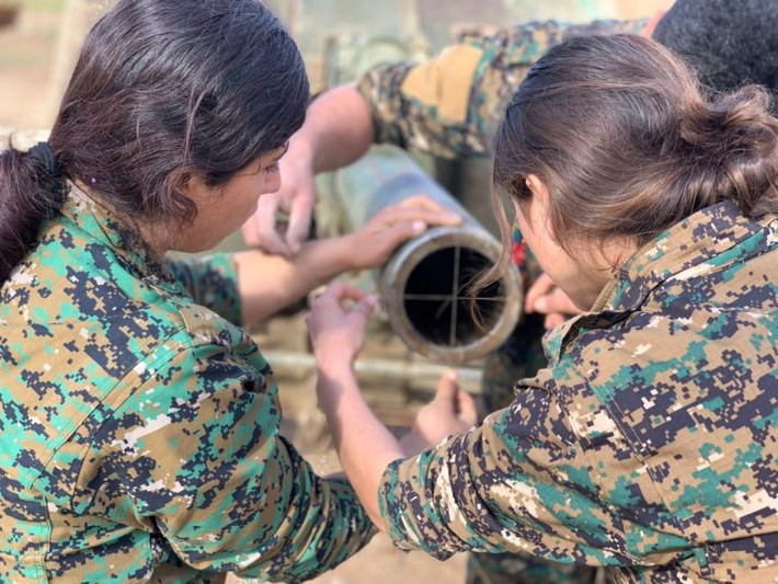Theo Al Masdar News ngày 10/12, nhiều phụ nữ người Kurd thuộc lực lưọng YPG đang tham gia vào chiến dịch quân sự nhằm giành quyền kiểm soát thị trấn chiến lược Hajin từ tay phiến quân IS. Ảnh: AMN.