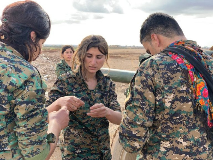 Những bức ảnh mới được trang Al Masdar News đăng tải cho thấy các nữ chiến binh YPG người Kurd đang nỗ trợ đồng minh của họ đến từ Lực lượng Dân chủ Syria (SDF) trong cuộc chiến ở thị trấn Hajin. Ảnh: AMN.