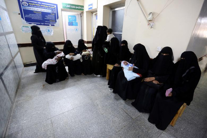 Những người phụ nữ bế con chờ tới lượt khám tại bệnh viện al-Thawra ở Hodeidah ngày 17/11.