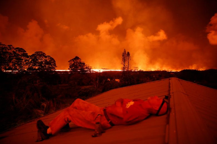 Mark Clawson, 64 tuổi, nằm trên mái nhà ở ngoại ô Pahoa khi núi lửa Kilauea tiếp tục phun trào ở Hawaii ngày 6/6.