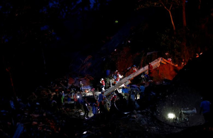 Lực lượng cứu hộ tìm kiếm các thợ mỏ ở Itogon, Benguet, Philippines, hôm 17/9 bị chôn vùi sau một trận lở đất khiến hàng chục người thiệt mạng sau siêu bão Mangkhut.