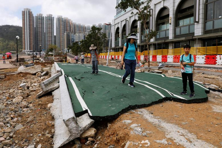 Một con đường bị hư hại sau khi siêu bão Mangkhut tấn công Hong Kong ngày 18/9/2018.