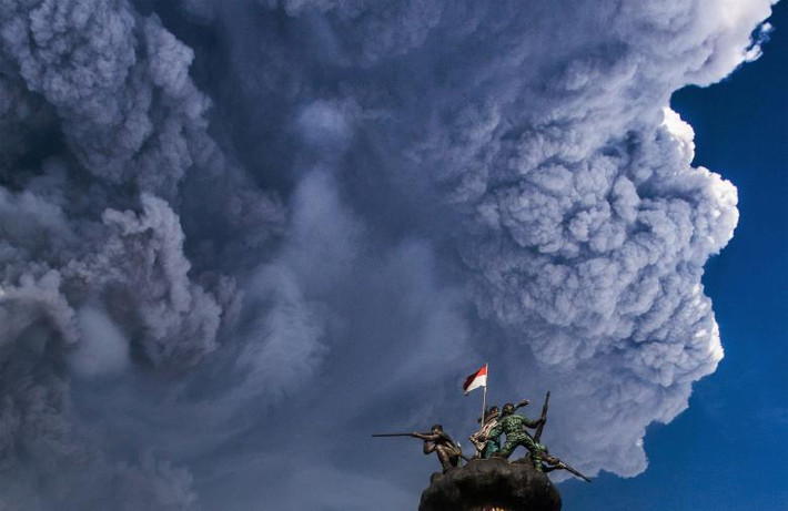 Khói bụi bốc lên cao hàng nghìn mét sau khi núi lửa Sinabung phun trào nhìn từ thị trấn Berastagi, Karo, Bắc Sumatra, Indonesia, ngày 19/2. Mời độc giả xem thêm video: Haiti kỷ niệm 4 năm động đất (Nguồn: VTC14)