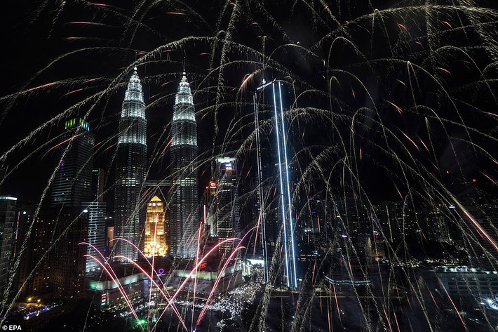 Khung cảnh lung linh ở khu vực tòa Tháp Petronas, Malaysia, trong thời khắc chuyển giao giữa năm cũ và năm mới. Ảnh: EPA.