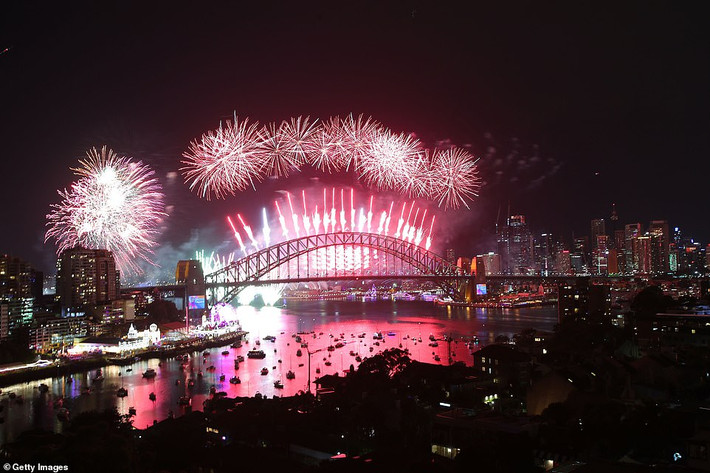 Theo Daily Mail, Australia đã đón Năm mới 2019 bằng màn trình diễn pháo hoa không thể ấn tượng hơn tại thành phố Sydney và nhiều địa điểm khác trên khắp nước này. Ảnh: Getty.