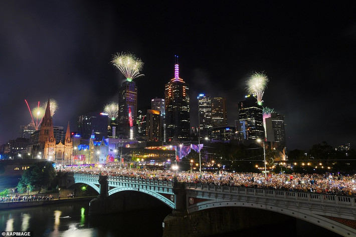 Pháo hoa được bắn đồng loạt từ 22 tòa nhà trong khu trung tâm thành phố Melbourne ở Australia. Ảnh: APPIMAGE.