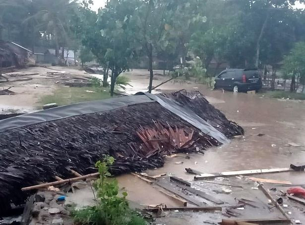 Daily Mail cho biết, khi đó, cơn sóng khổng lồ cao gần 5 mét đã ập vào các bãi biển xung quanh eo biển Sunda, nằm giữa đảo Java và Sumatra, phá hủy 430 ngôi nhà, 9 khách sạn và 10 con tàu. Ảnh: Mirror.