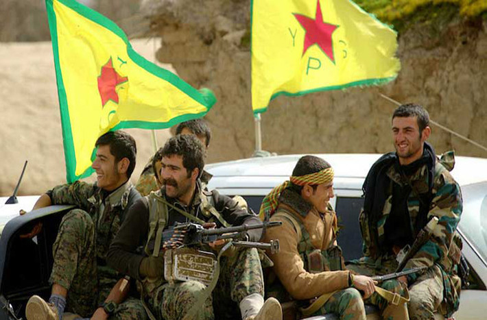 Theo AMN, với việc Mỹ rút toàn bộ binh sĩ khỏi Syria, YPG và lực lượng đồng minh SDF sẽ phải chuyển hướng tập trung từ việc đánh bại phiến quân IS trên chiến trường Đông Syria sang các mặt trận Raqqa, Aleppo, và Hasakah. Ảnh: Kurdishtan24.