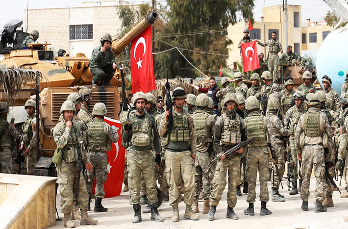 “Quân đội Thổ Nhĩ Kỳ dồn dập nã pháo về phía căn cứ của lực lượng YPG tại hành lang phía đông bắc khu Tal Rifaat”, một nguồn tin quân sự ở tỉnh Aleppo cho hay. Ảnh: DB.