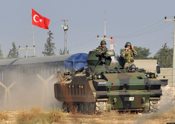 “Thổ Nhĩ Kỳ đã điều động thêm đoàn xe quân sự chở binh sĩ và vũ khí tới Gaziantep và Shenli Urfa, giáp ranh với Syria, để chuẩn bị cho chiến dịch quân sắp tới nhằm vào người Kurd ở bờ đông sông Euphrates, Syria”, FNA đưa tin. Ảnh: Al-Manar.