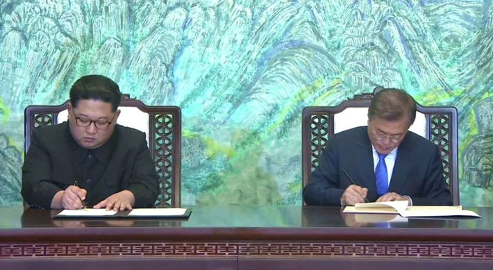 Sau cuộc hội đàm lịch sử, Tổng thống Hàn Quốc Moon Jae-in và lãnh đạo Triều Tiên Kim Jong-un đã ký “Tuyên bố chung Bàn Môn Điếm về Hòa bình, Thịnh vượng và Thống nhất trên Bán đảo Triều Tiên”. Ảnh: CNN.