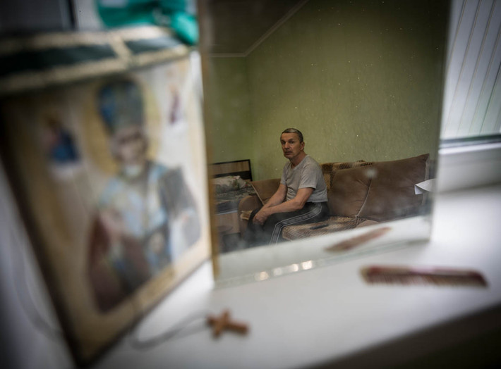 Ông Vasyl Akymenko, 69 tuổi, đang sống trong ngôi làng tiền tuyến Stanytsia Luhanska. Hồi tháng 9/2014, ngôi nhà của ông đã bị phá huỷ trong một trận pháo kích khiến vợ ông thiệt mạng.