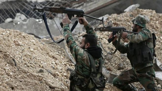 “Lực lượng Dân chủ Syria (SDF) đã trao quyền kiểm soát thị trấn Al-Arimeh nằm ở phía tây nam thành phố Manbij cho Quân đội Syria”, một nguồn tin quân sự tiết lộ. Ảnh: BBC.