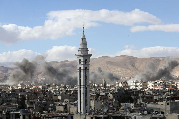 Khói bụi bốc lên từ khu vực Đông Ghouta bị bao vây ở thủ đô Damascus, Syria, ngày 27/2.