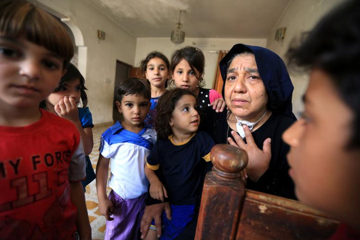 Bà Sana Ibrahim al-Taee, 64 tuổi, cùng các cháu của mình trong ngôi nhà ở Mosul, Iraq, ngày 30/7. Được biết, 5 người con trai của bà Sana đã bị phiến quân IS sát hại.
