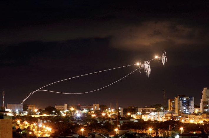 Hệ thống Vòm Sắt của Israel đánh chặn rocket được phóng từ Dải Gaza về phía Israel ngày 27/10.