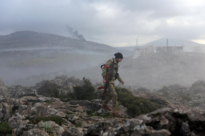 Một chiến binh thuộc Quân đội Syria Tự do (FSA) do Thổ Nhĩ Kỳ hậu thuẫn ở vùng Afrin, Syria, ngày 2/3. Được biết, hồi tháng 3/2018, quân đội Thổ Nhĩ Kỳ và đồng minh FSA đã giành quyền kiểm soát hoàn toàn thị trấn Afrin, tỉnh Aleppo, từ tay người Kurd.