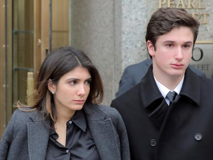 Samantha và Jake, hai người con của ông Cohen, rời đi sau khi phiên toà xét xử cha họ kết thúc.