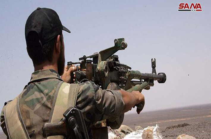 “Lực lượng chính phủ Damascus tại ngôi làng al-Mughir, Mhardeh, đã khai hỏa đáp trả lại cuộc tấn công của nhóm khủng bố Jabhat al-Nusra ở khu vực xung quanh Tal Hawwash và al-Janabri, gây tổn thất nặng nề cho bọn chúng”, phóng viên của SANA đưa tin. Ảnh: SANA.
