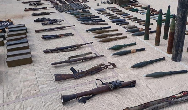 Ngoài ra, lực lượng chính phủ Damascus cũng thu giữ nhiều vũ khí, đạn dược trên một chiếc ô tô mà nhóm khủng bố bỏ lại ở vùng ngoại ô thị trấn Tafas, tỉnh Daraa. Ảnh: FNA.