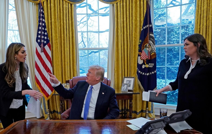 Tổng thống Trump trao đổi với Giám đốc Truyền thông Nhà Trắng khi đó Hope Hicks (trái) trong khi Thư ký báo chí Nhà Trắng Sarah Sanders lắng nghe trong một cuộc phỏng vấn với Reuters tại Nhà Trắng hồi đầu năm. Ảnh: Reuters.