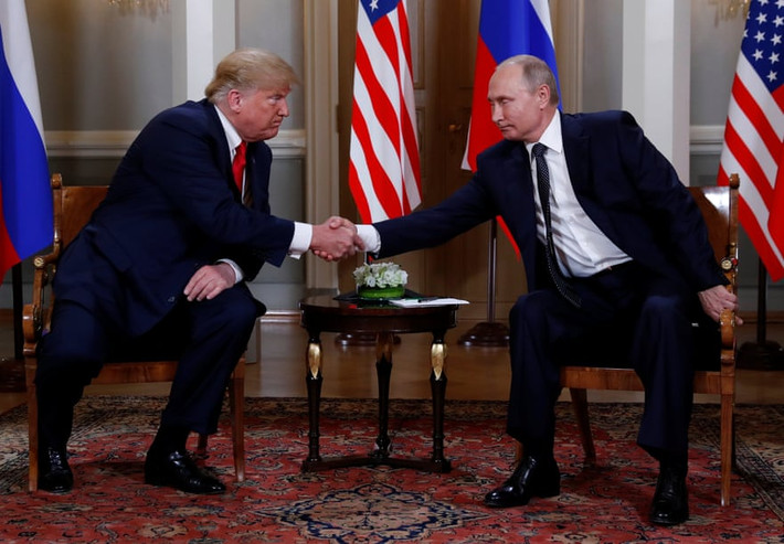 Tổng thống Mỹ Donald Trump bắt tay Tổng thống Nga Vladimir Putin trong cuộc hội đàm tại Helsinki, Phần Lan, hồi tháng 7/2018. Ảnh: Reuters.