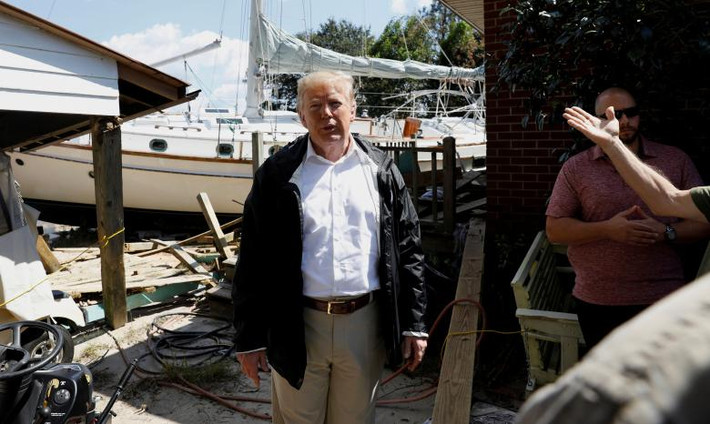 Tổng tống Mỹ Donald Trump thăm khu vực chịu ảnh hưởng bởi siêu bão Florence ở New Bern, Bắc Carolina, ngày 19/9/2018. Ảnh: Reuters.