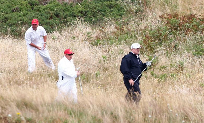 Tổng thống Trump chơi golf tại khu nghỉ dưỡng ở Turnberry, Scotland. Ảnh: Reuters.