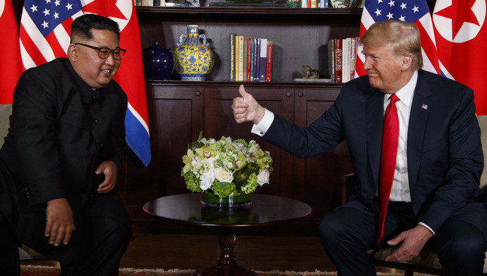 Tổng thống Trump và ông Kim Jong-un tại cuộc hội đàm riêng ở khách sạn Capella. Ảnh: WS.