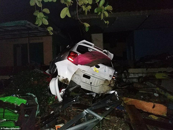 Hàng chục tòa nhà đã bị phá hủy, hàng trăm người thương vong và mất tích trong thảm họa này. Ảnh: Twitter.