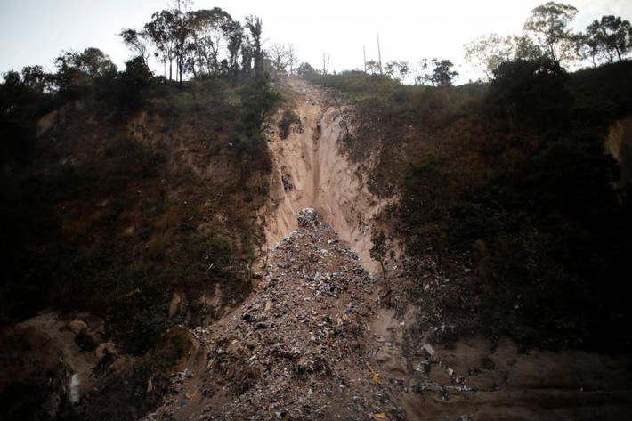 Rác chất thành núi tại bãi rác Mine lớn nhất thành phố Guatemala.
