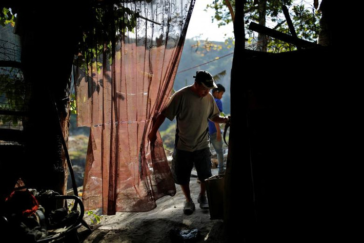Người đàn ông chuẩn bị rời khỏi nhà của mình đến bãi rác Mine tìm phế liệu.