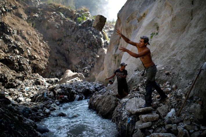 Bãi rác Mine dường như đã trở thành nơi mưu sinh của không ít người dân nghèo Guatemala.