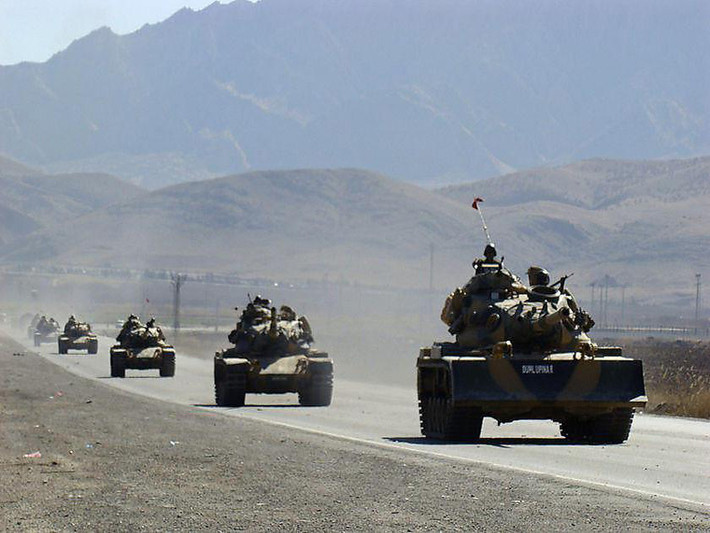Trong diễn biến khác trên chiến trường Syria, Bộ trưởng Quốc phòng Thổ Nhĩ Kỳ Hulusi Akar ngày 20/12 thông báo các lực lượng vũ trang nước này đang chuẩn bị khởi động chiến dịch quân sự “được mong chờ từ lâu” nhằm vào lực lượng người Kurd ở bờ đông sông Euphrates. Ảnh: AMN.