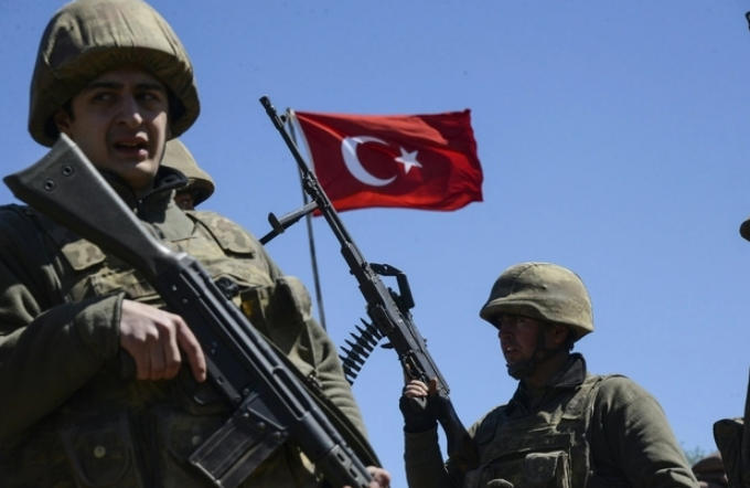 Được biết, chiến dịch quân sự quy mô lớn nhằm vào người Kurd tại Syria sắp được Thổ Nhĩ Kỳ tiến hành trong bối cảnh Tổng thống Mỹ Donald Trump vừa tuyên bố rút toàn bộ binh sĩ khỏi Syria. Trước đó, Mỹ thường hỗ trợ Lực lượng Dân chủ Syria (người Kurd) trong cuộc chiến chống khủng bố tại quốc gia Trung Đông này. Ảnh: AMN.