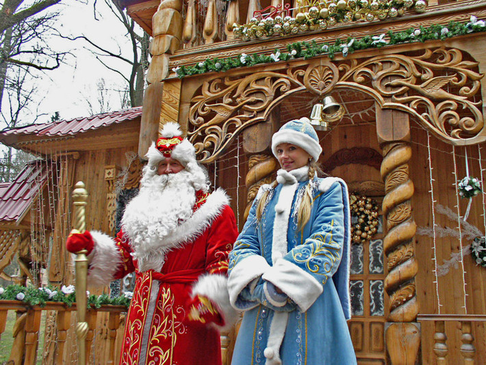 Tại Nga và Ukraine, hai nhân vật quan trọng trong dịp lễ Giáng sinh đó là Ded Moroz và Snegurochka (ông già Tuyết và công chúa Tuyết). Ded Moroz là một nhân vật trong thần thoại Slav. Vào đêm giao thừa, ông già Tuyết cùng công chúa Tuyết sẽ đi khắp vùng Slav, chủ yếu tại Nga và Ukraine, để tặng những món quà cho trẻ em.