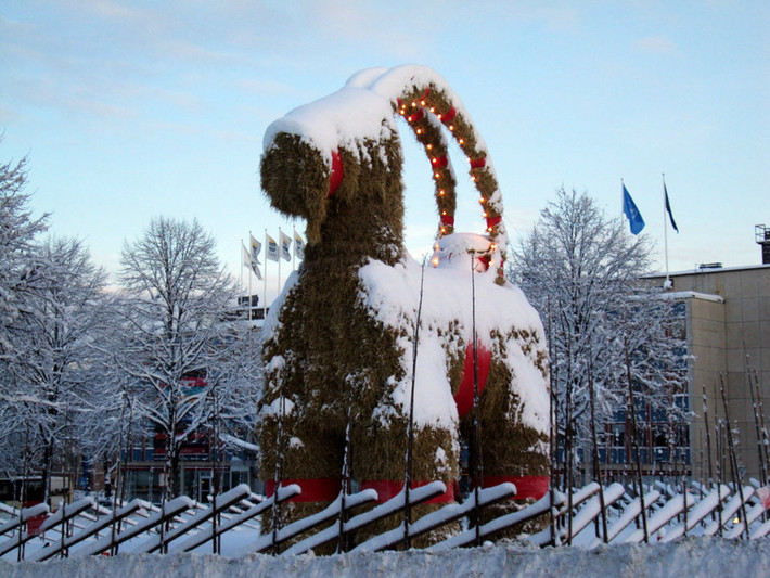 Joulupukki là biệt danh của ông già Noel ở Phần Lan. Vào dịp lễ giáng sinh, Joulupukki sẽ đi tới từng nhà, hỏi những đứa trẻ ngoan và phát quà cho chúng.