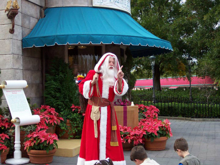 Ông già Noel ở nước Pháp được gọi là Père Noël hay Papa Noël, thường xuất hiện với chiếc áo choàng dài màu đỏ. Vào đêm Giáng sinh, các em nhỏ ở nước này thường đặt giày của chúng cạnh lò sưởi với mong muốn được nhận quà từ ông già Noel.