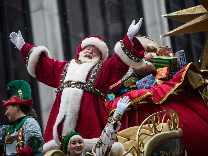 Tại Mỹ, ông già Noel được gọi là Santa Claus, thường xuất hiện trong bộ trang phục màu đỏ, bộ râu dài và mang theo rất nhiều quà. (Nguồn ảnh: Insider)