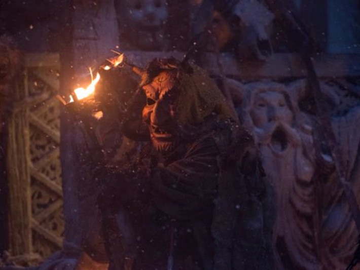 Vào dịp lễ Noel, các em nhỏ ở Iceland sẽ được 13 "Yule Lads" đi phát quà. Trong 13 ngày trước đêm Giáng sinh, các em nhỏ sẽ đặt giày của chúng bên bệ cửa sổ với hy vọng nhận được quà từ các Yule Lads. Những đứa trẻ ngoan sẽ nhận được kẹo hoặc quà và ngược lại, nếu cư xử ngỗ nghịch, chúng sẽ nhận được khoai tây thối đặt trong giày.