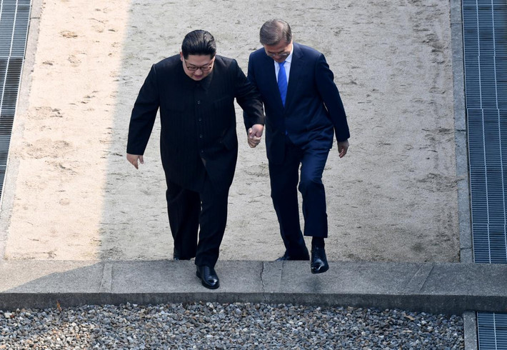 Vào khoảng 9h30 sáng ngày 27/4 (giờ địa phương), nhà lãnh đạo Triều Tiên Kim Jong-un đã tạo ra lịch sử khi bước qua biên giới phía Nam để gặp Tổng thống Hàn Quốc Moon Jae-in cũng như tham dự hội nghị thượng đỉnh liên Triều. Ảnh: Reuters.