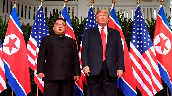 Đến tháng 6/2019, thế giới tiếp tục chứng kiến một cuộc gặp thượng đỉnh lịch sử nữa, đó là cuộc gặp giữa Tổng thống Mỹ Donald Trump và nhà lãnh đạo Triều Tiên Kim Jong-un. Ảnh: CNN.