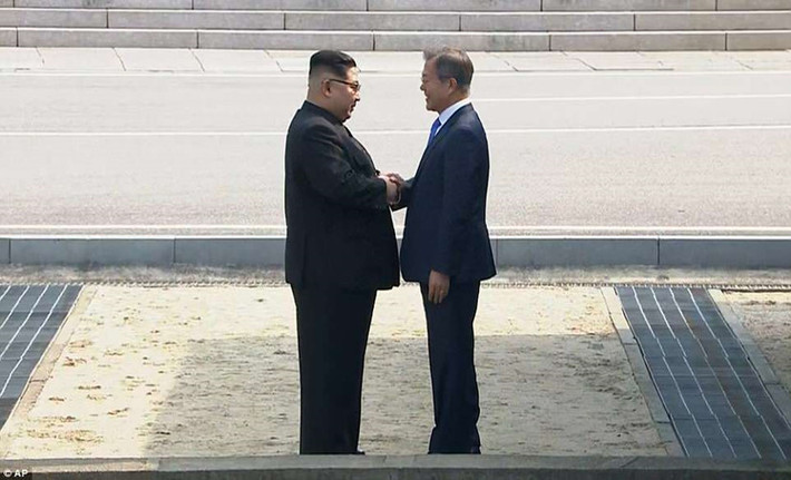 Cái bắt tay lịch sử giữa Tổng thống Hàn Quốc Moon Jae-in và nhà lãnh đạo Triều Tiên Kim Jong-un. Ảnh: AP.