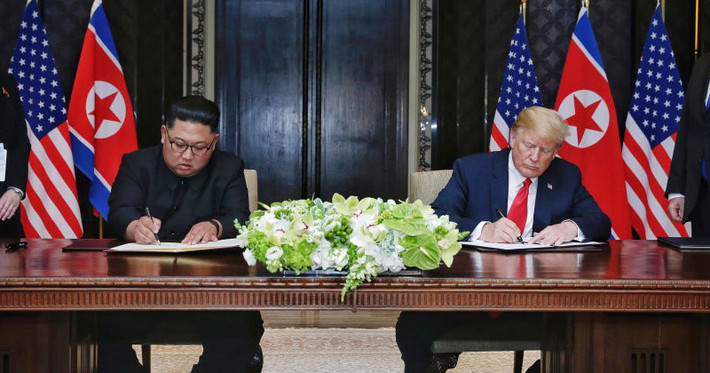 Gần 14h chiều 12/6, Tổng thống Trump và nhà lãnh đạo Kim Jong-un cùng nhau ký kết thỏa thuận chung lịch sử, trong đó Mỹ và Triều Tiên cam kết thiết lập mối quan hệ mới dựa trên mong muốn của người dân hai nước với mục tiêu hòa bình và phát triển; cùng nỗ lực xây dựng một thời đại hòa bình lâu dài và ổn định trên bán đảo Triều Tiên. Ảnh: Getty.