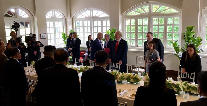 Và sau khi kết thúc cuộc hội đàm song phương mở rộng, Tổng thống Trump và nhà lãnh đạo Triều Tiên Kim Jong-un dự buổi tiệc trưa làm việc. Ảnh: ST.