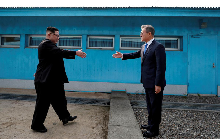 Ông Kim Jong-un trở thành nhà lãnh đạo Triều Tiên đầu tiên sau gần 70 năm bước qua đường phân giới ở khu phi quân sự DMZ giữa hai miền Triều Tiên để gặp Tổng thống Hàn Quốc. Ảnh: Reuters.