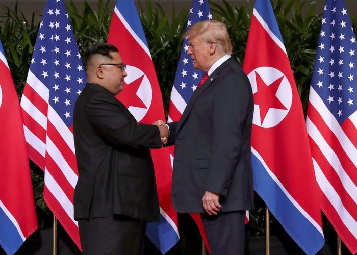 Theo đó, Tổng thống Trump và nhà lãnh đạo Triều Tiên Kim Jong-un đã có cái bắt tay lịch sử đầu tiên kéo dài 12 giây khi gặp nhau tại khách sạn Capella vào khoảng 9h04 (giờ địa phương) sáng 12/6, trước khi bước vào hội đàm Thượng đỉnh Mỹ-Triều. Ảnh: Reuters.